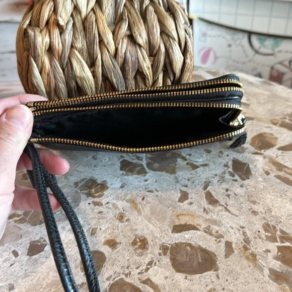 Coach double zipper wallet in black pebbled leather - Picture 4 of 5